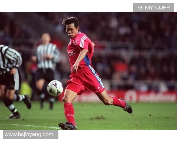 从贫民窟到绿茵场足球明星的奋斗与荣耀之路